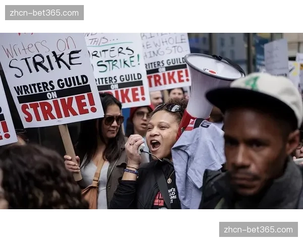 现场花絮：UFC观众席惊现明星球迷，好莱坞影星与冠军合影