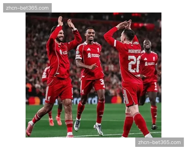 法兰克福主场球迷抗议球队欧战表现，要求管理层改进